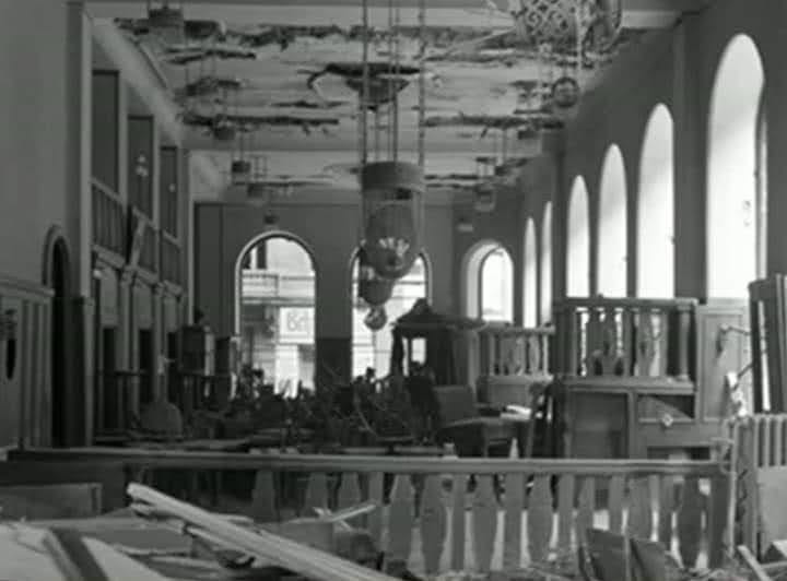Interiér kavárny Royal po dopadu bomby v roce 1944