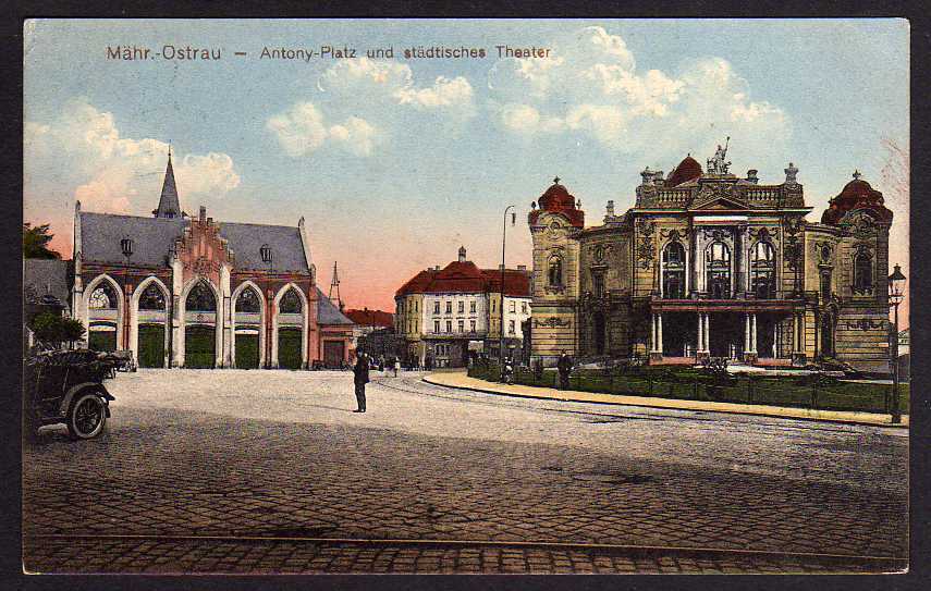 Hasičská zbrojnice na tehdejším Antonínově náměstí, vpravo Městské divadlo 