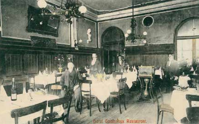Interiér restaurace hotelu Gambrinus (1911)