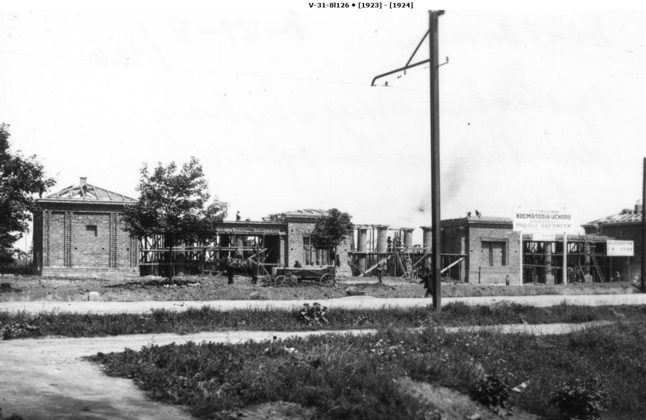 Výstavba nové vstupní brány během rekonstrukce hřbitova v letech 1923-24