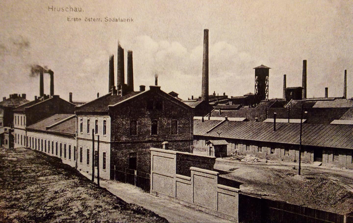 ↑ Pohled na hrušovskou továrnu na sodu 