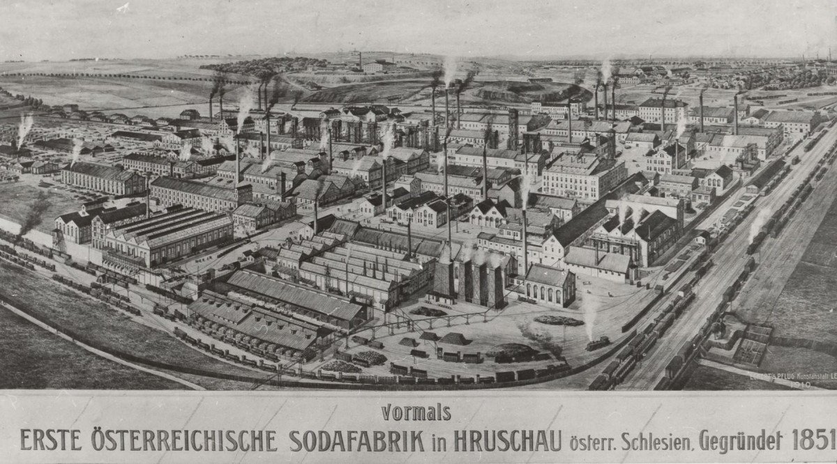 ↑ Pohled na areál hrušovské továrny na sodu v roce 1910