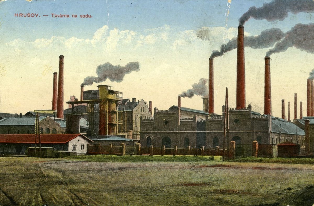 ↑ Pohled na hrušovskou továrnu na sodu v roce 1920