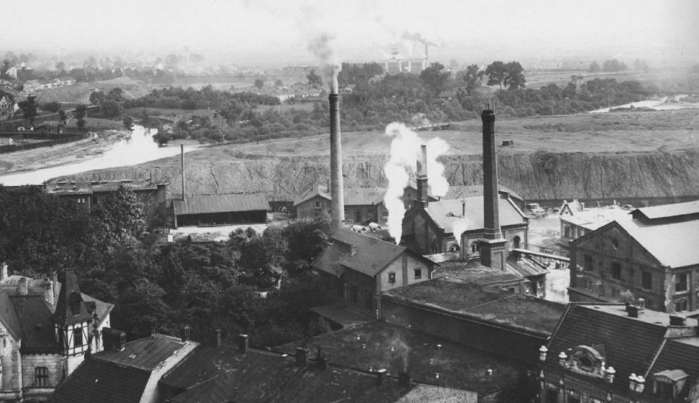 Pohled na haldy na dnešní Černé louce přes Strassmanův pivovar, vlevo dole Vila Tereza (1900-1918)