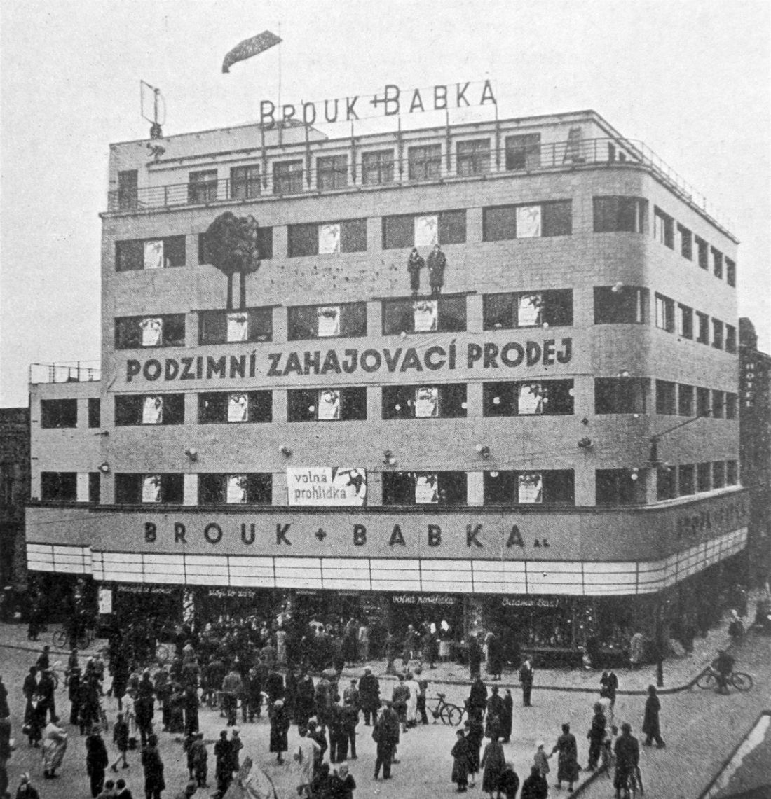 Obchodní dům v 1937 s upraveným parterem podle plánu architektů Koláře a Rubého
