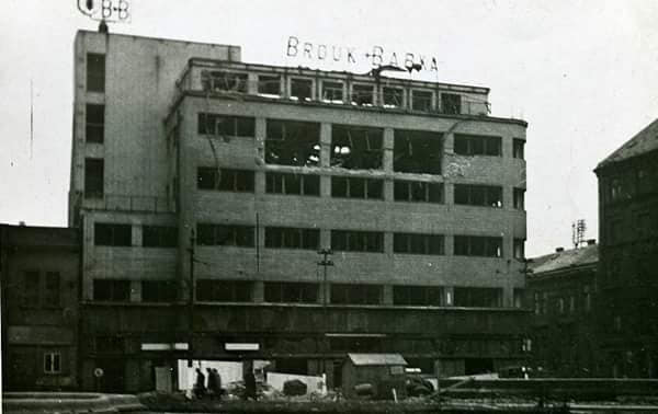 Obchodní dům po válce se škodami po bombardování