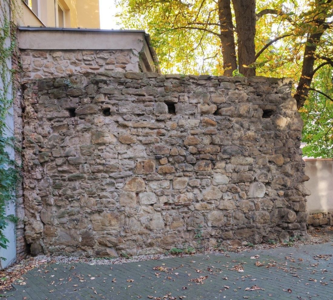 Pozůstatek městské hradby za kostelem sv. Václava