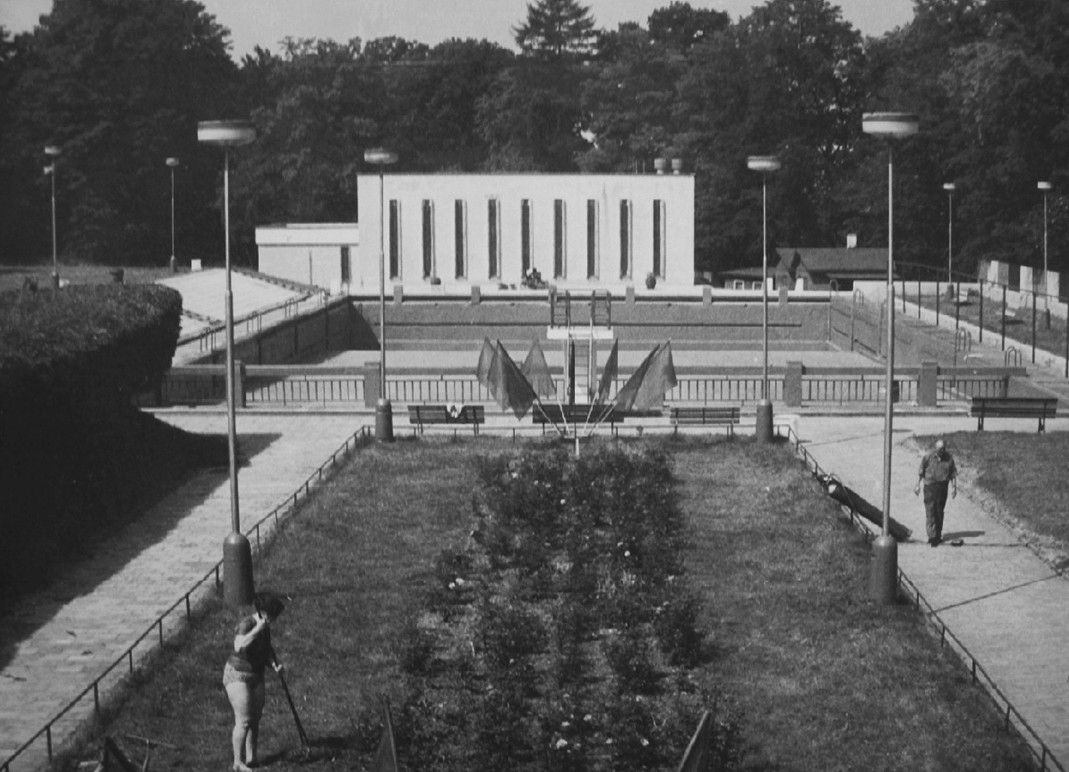 Pohled na hlavní bazén s filtrační stanicí po rekonstrukci bez skokanských můstků v roce 1976 