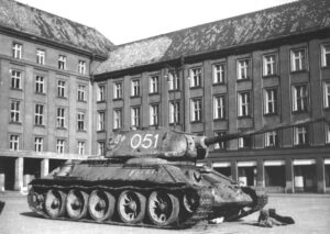 Tank 051 před Novou radnicí